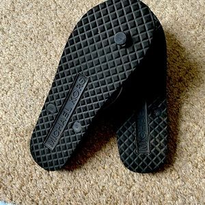 Micheal Kors flip flops 🫶🏾